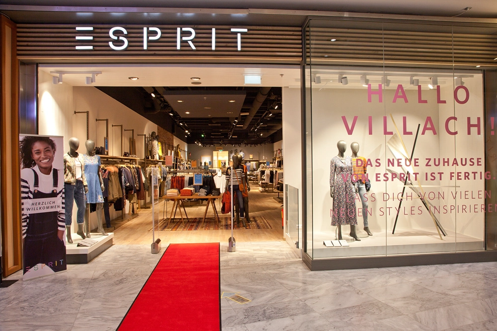 Innenansicht der Esprit‑Filiale im Atrio Villach – Überblick über die Verkaufsfläche.